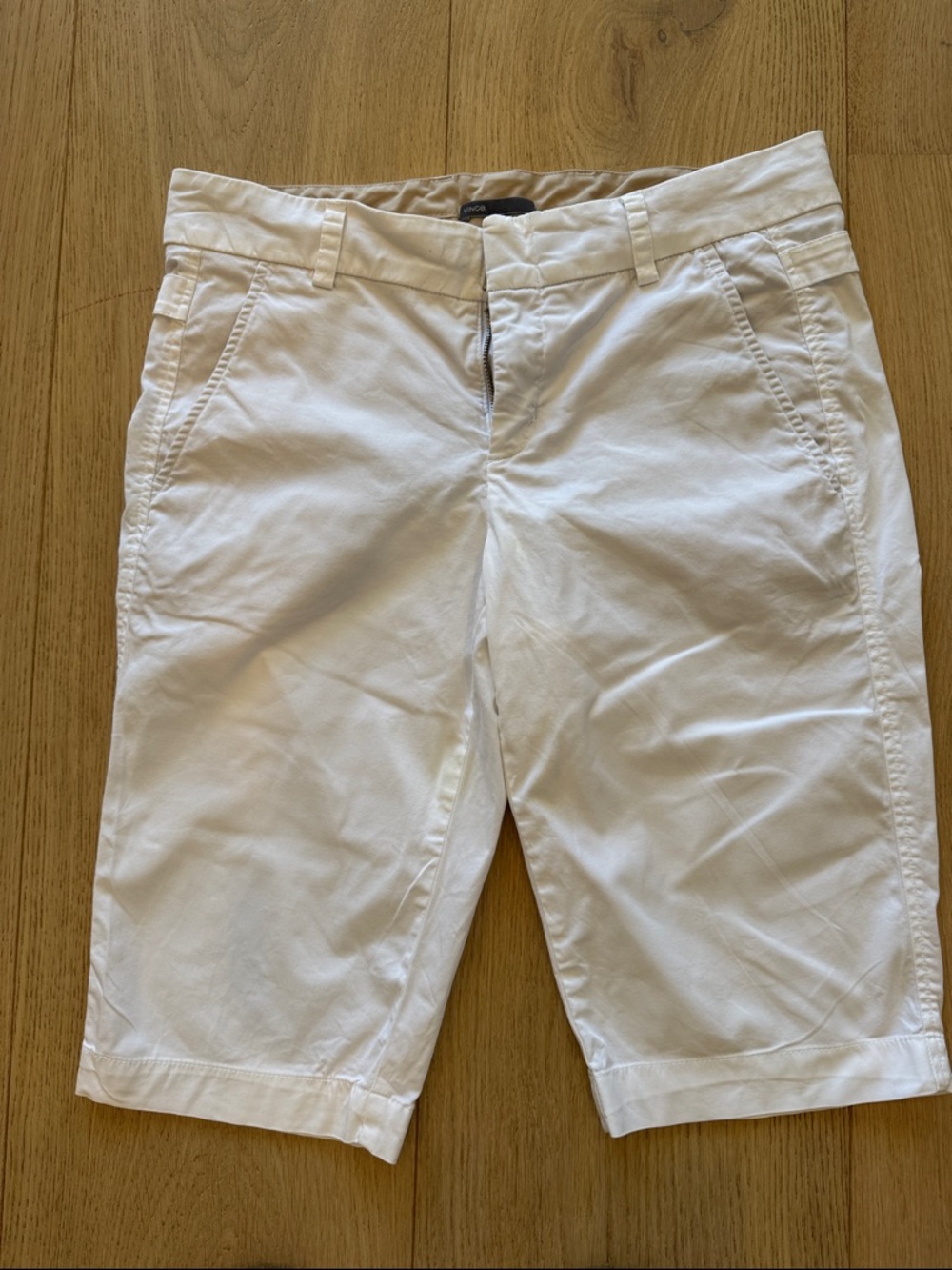 VINCE!! Women’s WHITE BERMUDA SHORTS! Flat-Front Cotton Shorts!
